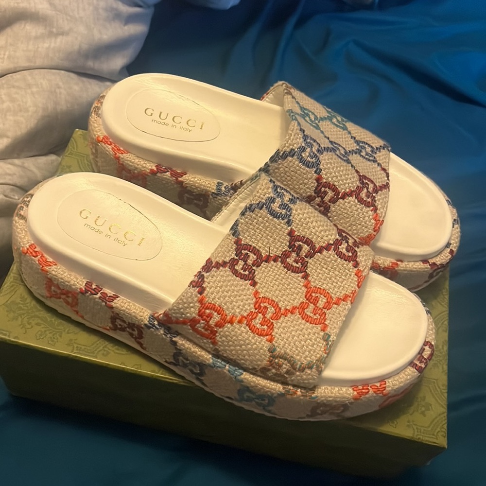 Size 10 only worn once cleaning out my closet - Picture 3 of 5
